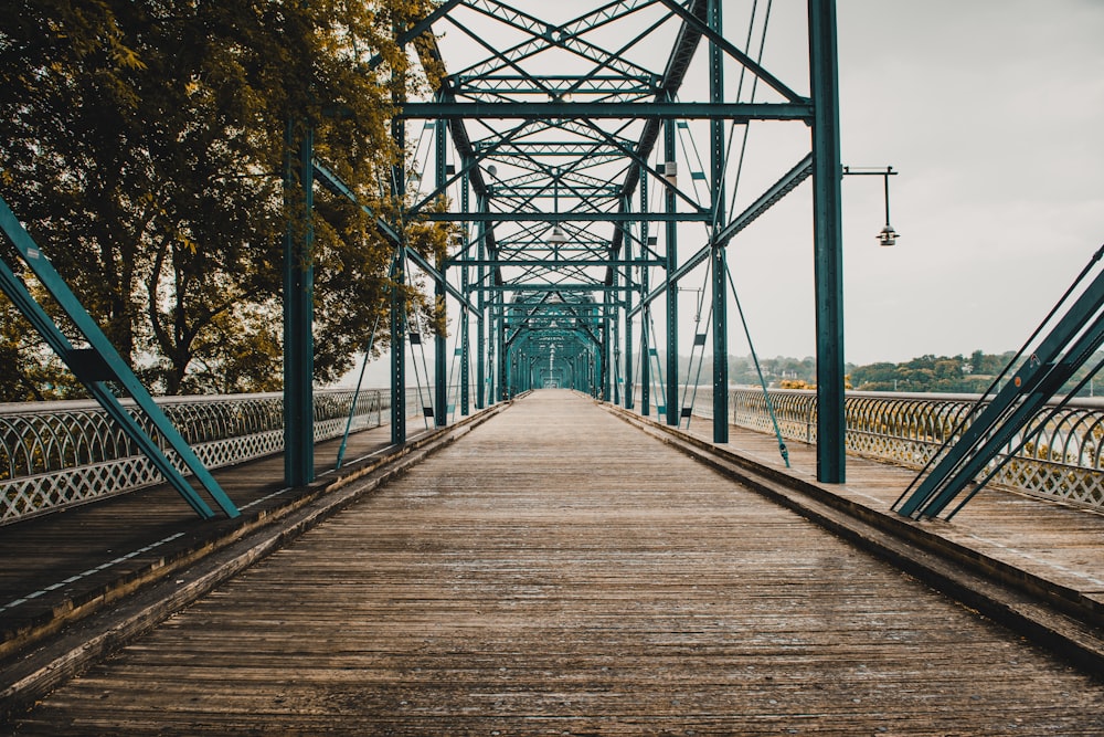 Pont en bois marron