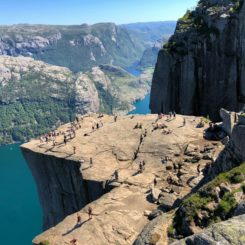 Persone in cima alla montagna rocciosa