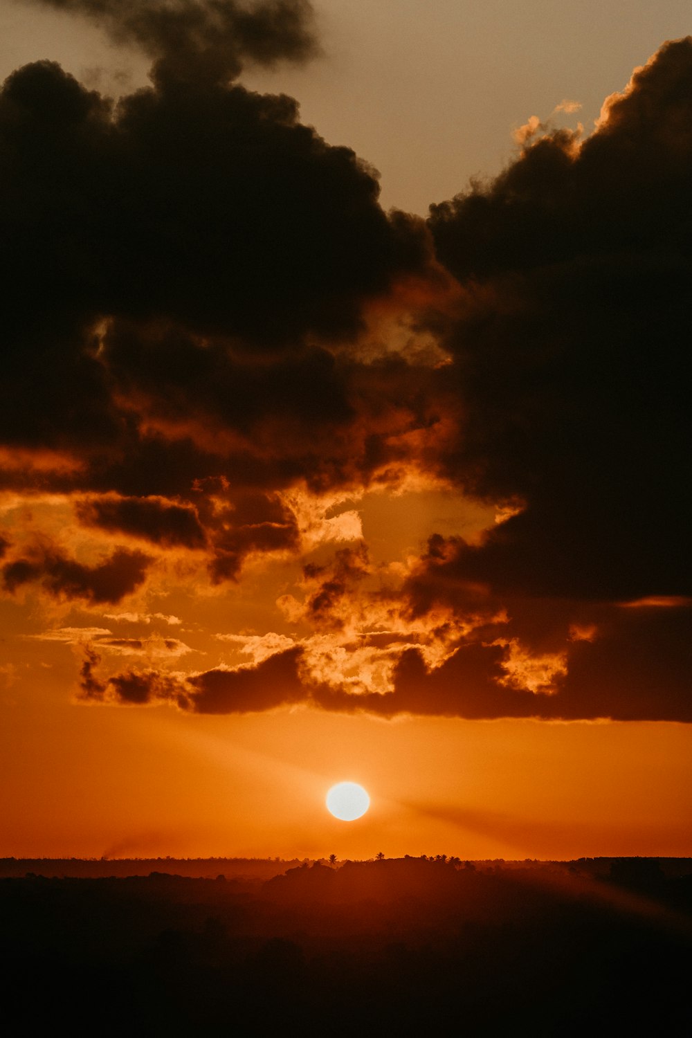 Nuvole grigie durante l'ora d'oro