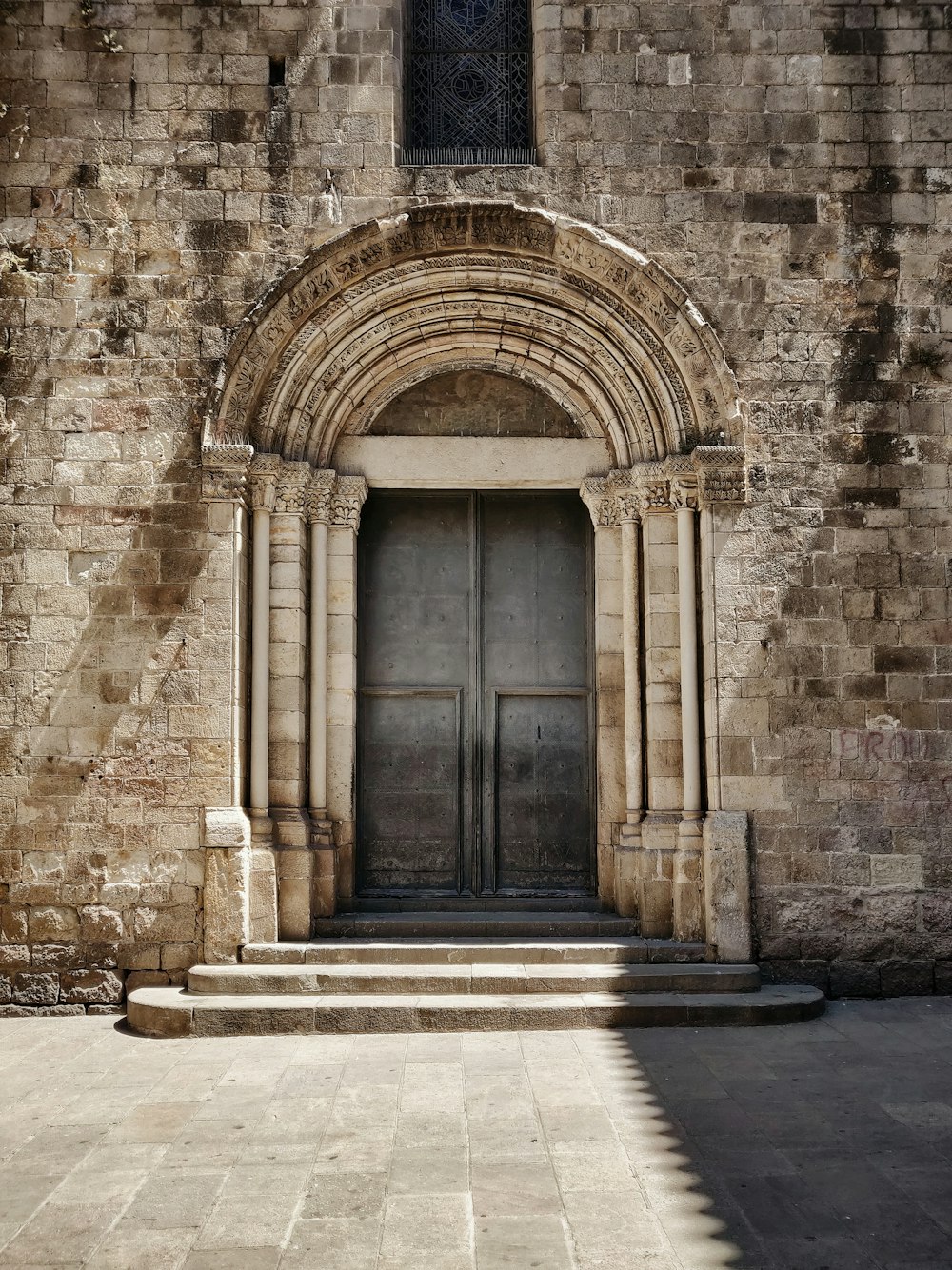 porte en bois gris