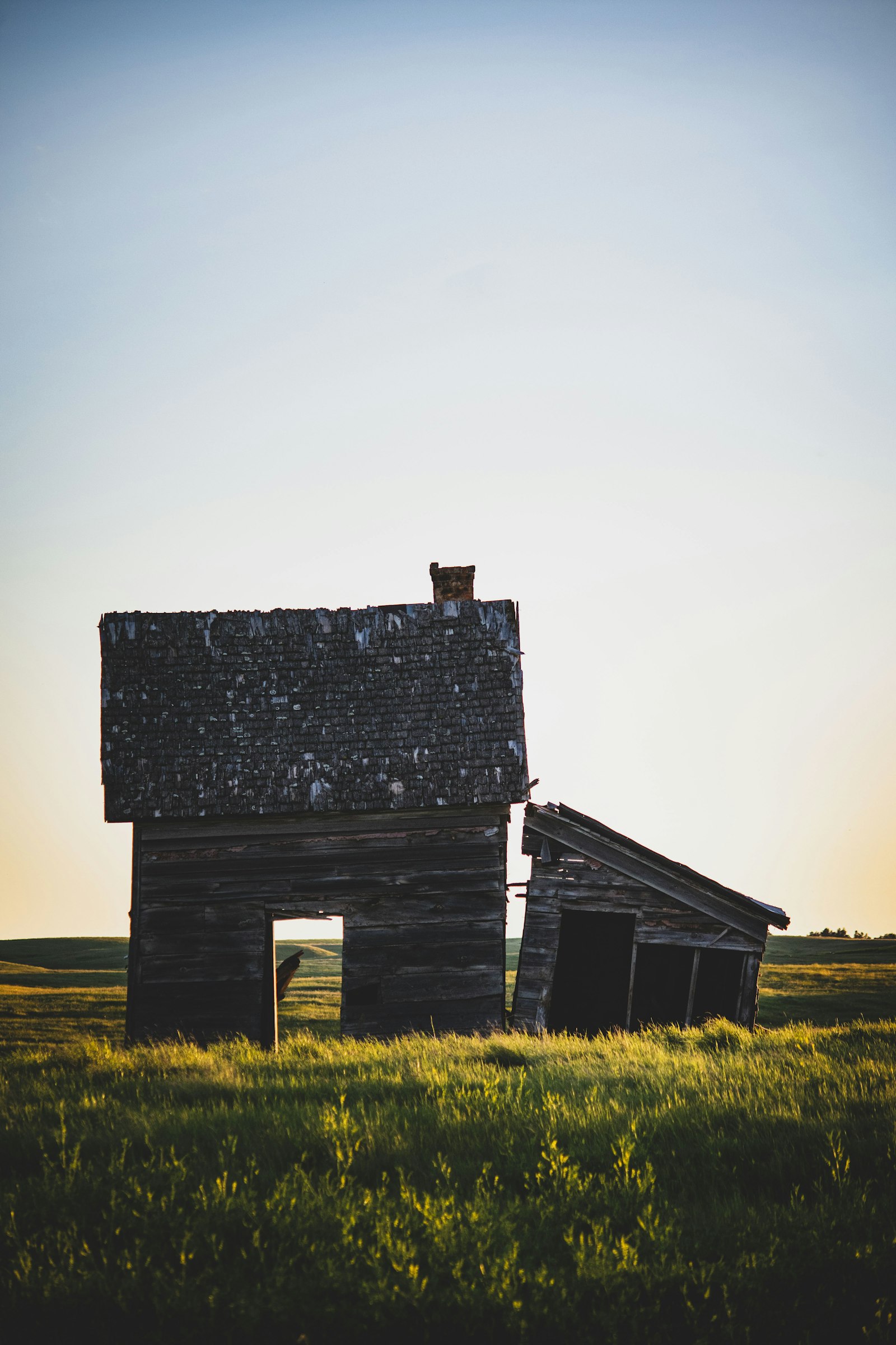 Nikon D5500 + Nikon AF-S DX Nikkor 55-300mm F4.5-5.6G ED VR sample photo. Brown concrete house surrounded photography