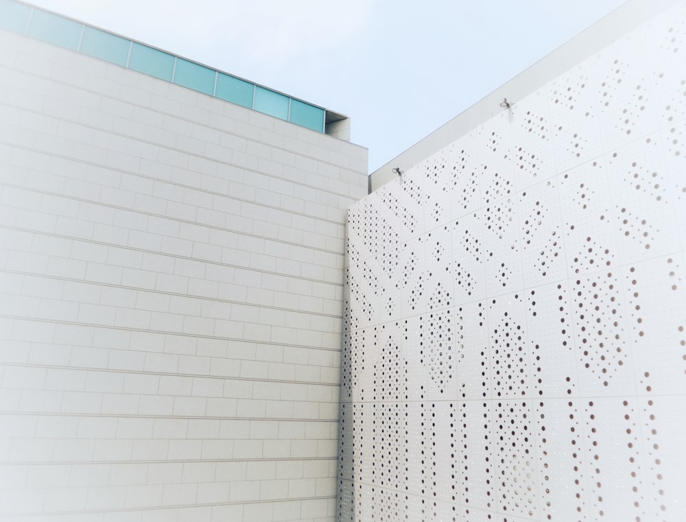 Bâtiment en béton blanc