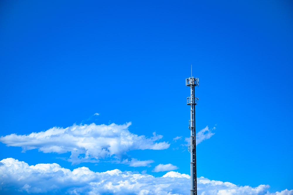 昼間の青空と白い雲の下の灰色の塔