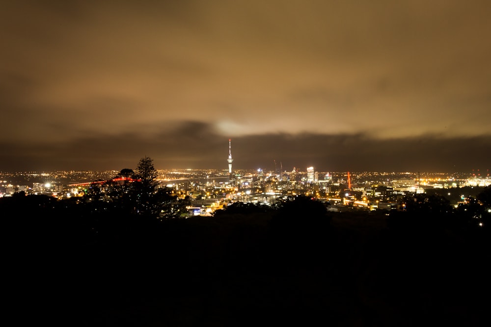 fotografia de paisagem da cidade iluminada