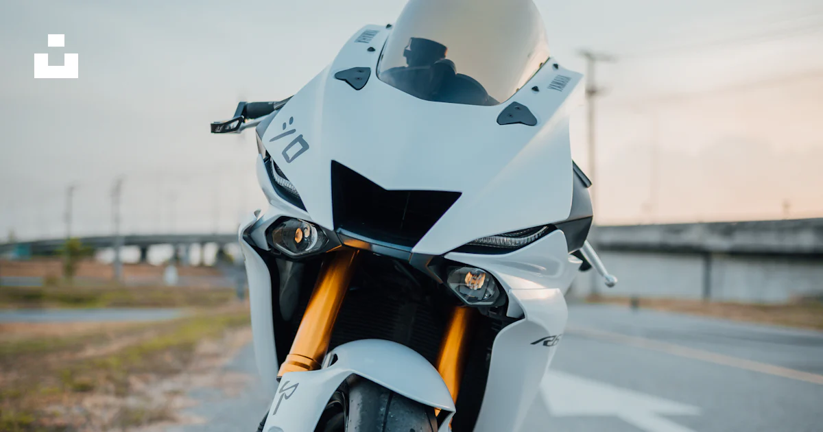 White Yamaha R6 parked at roadside photo – Free Motor Image on Unsplash
