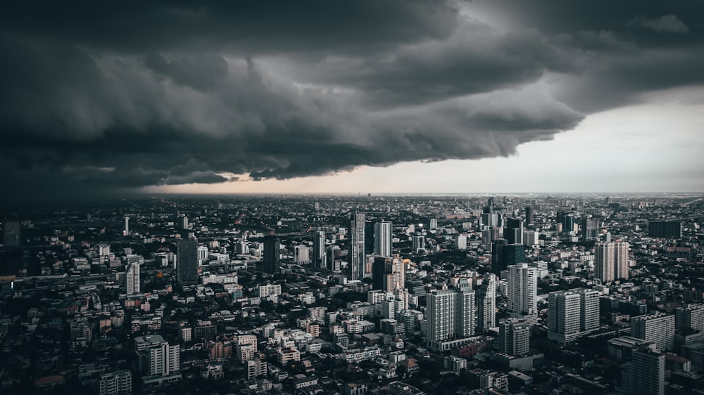 都市の建物の上に暗い雲が立ち込める