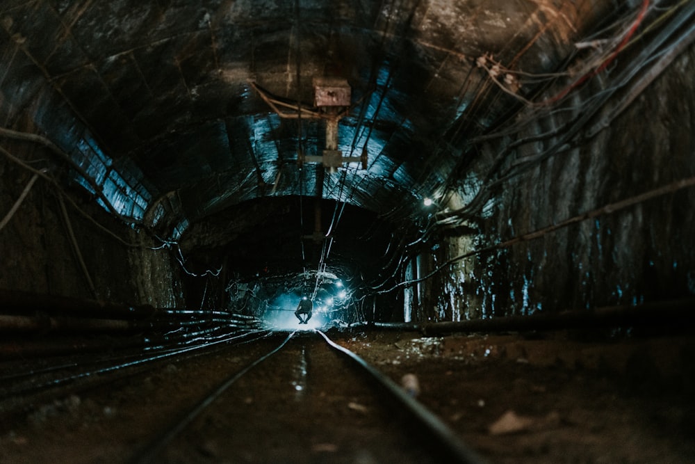 灰色のトンネル