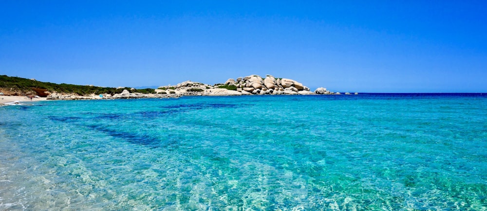 Kristallblaues Wasser am weißen Sandstrand