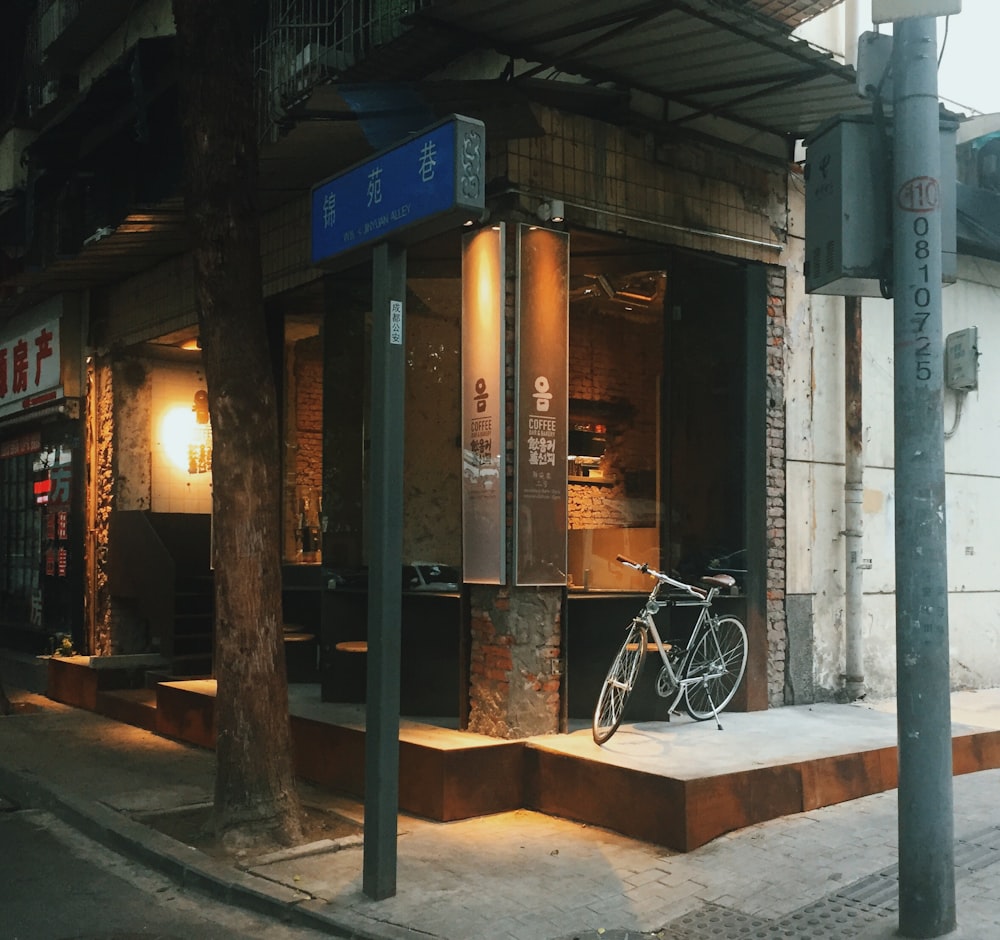 Bicicleta estacionada al lado de la tienda