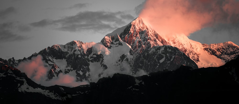 montaña cubierta de nieve