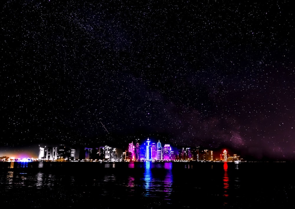 Stadt mit eingeschalteten Lichtern in der Nacht