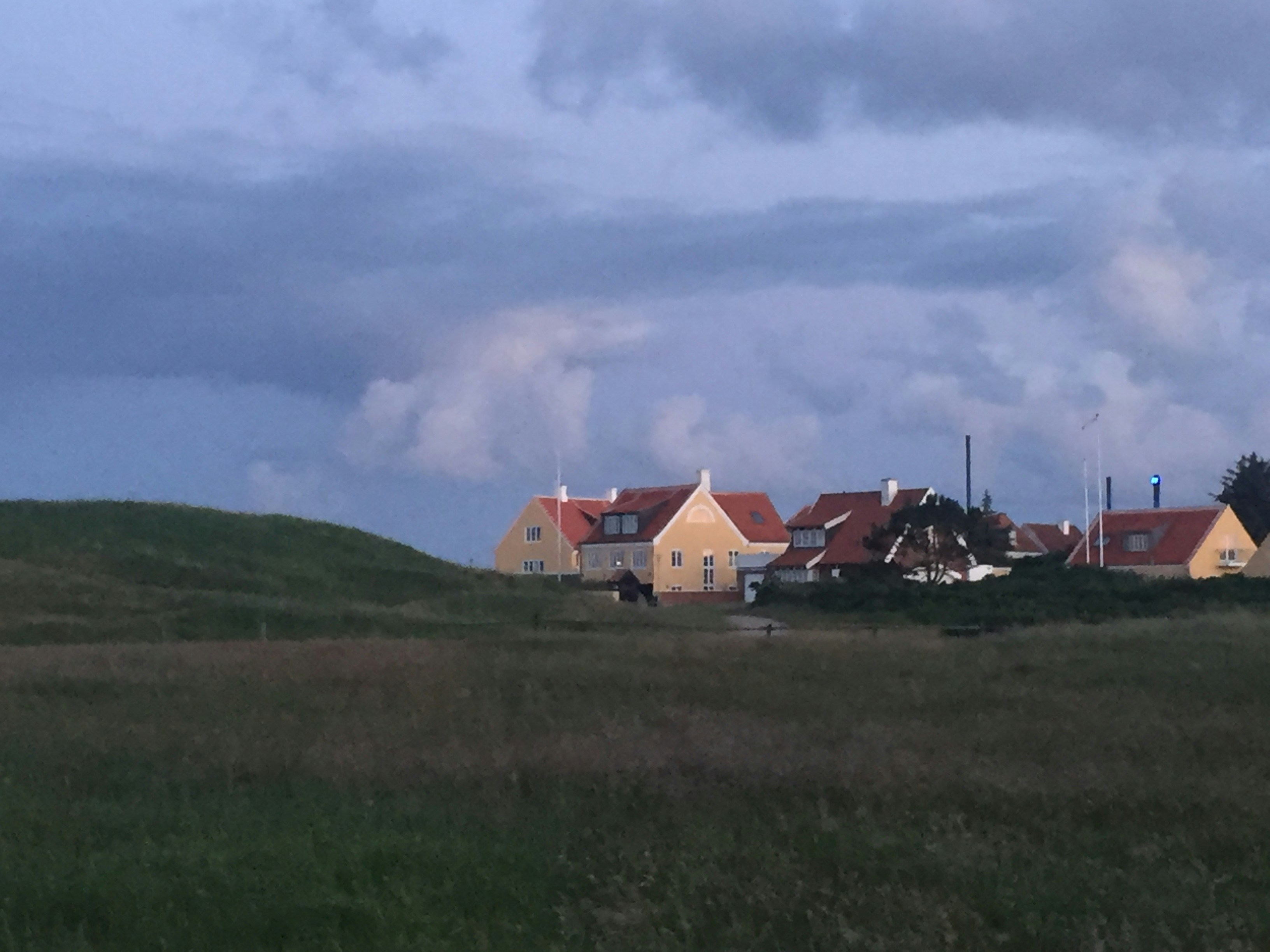 Häuser unter grauem Himmel