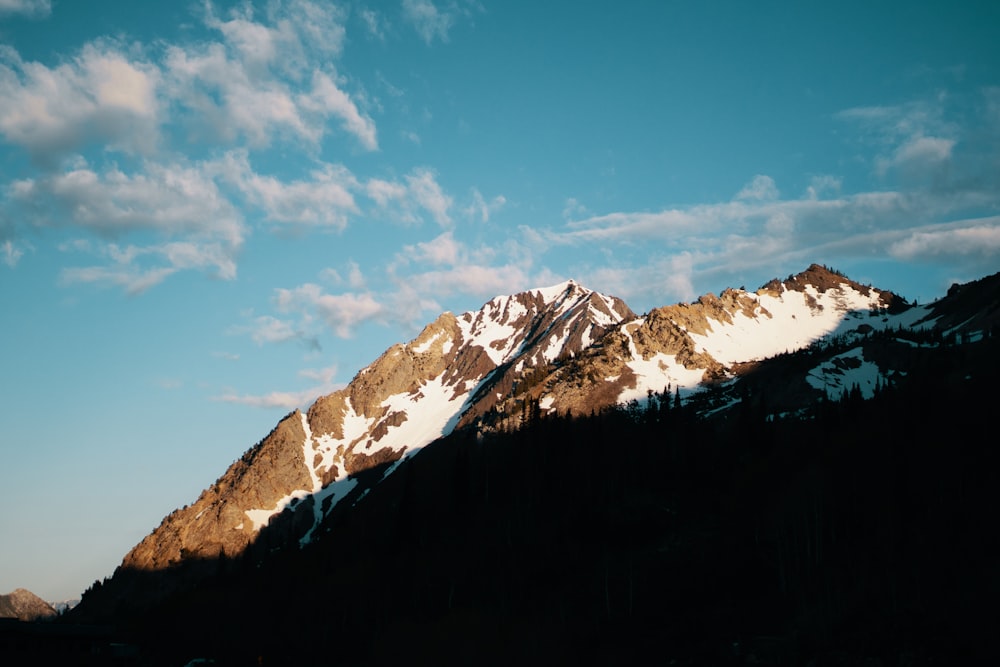 Montaña blanca y marrón