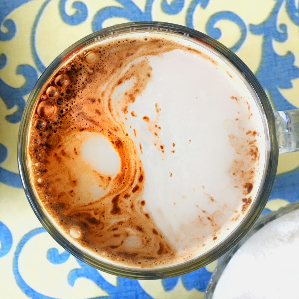 Tasse Kaffee mit Milchkännchen