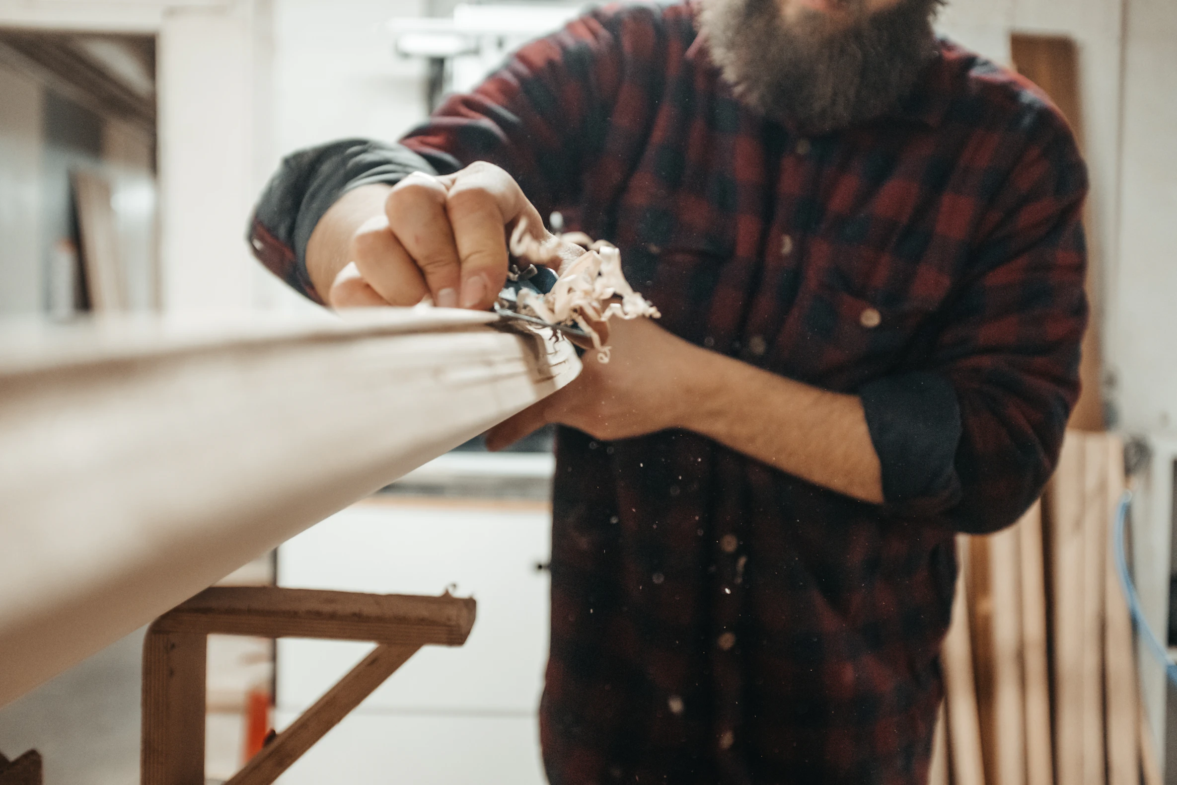 Handwerker konzentriert bei der Arbeit an der Werkbank
