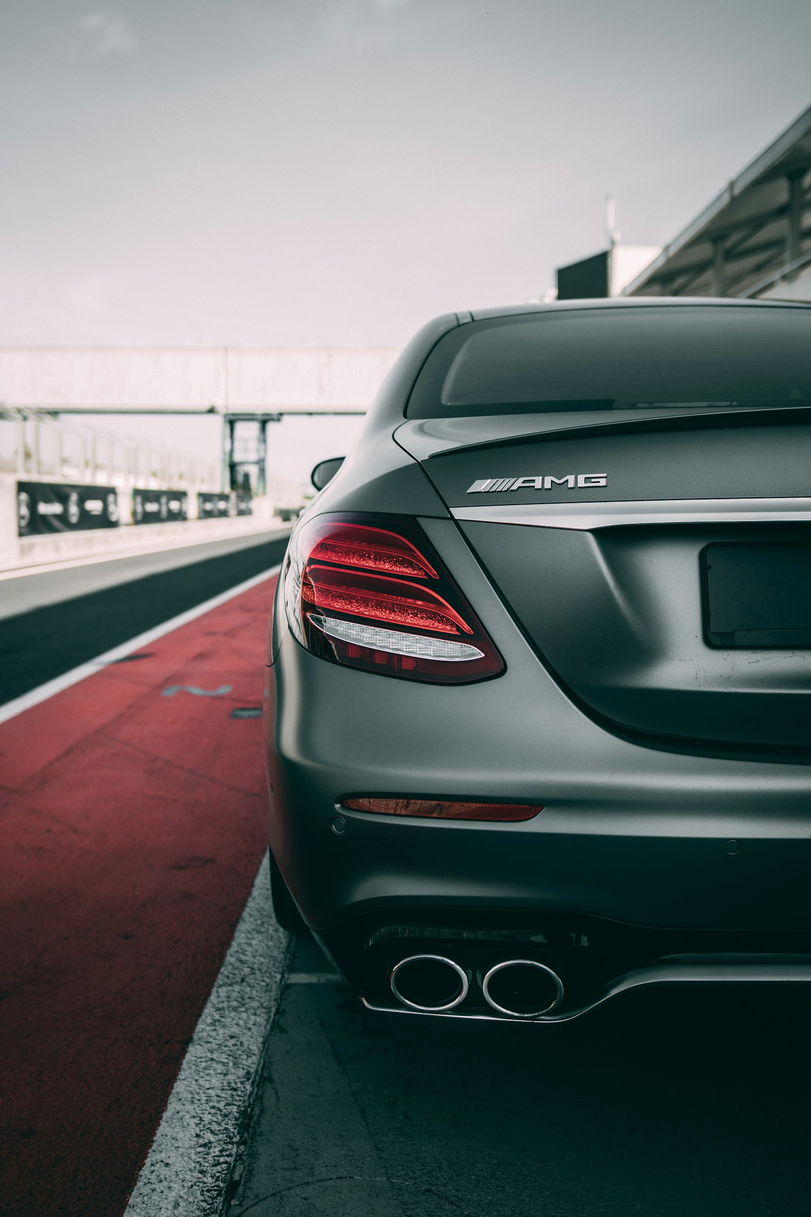 Canon EOS 80D + Sigma 20mm F1.4 DG HSM Art sample photo. Grey sedan parked at photography