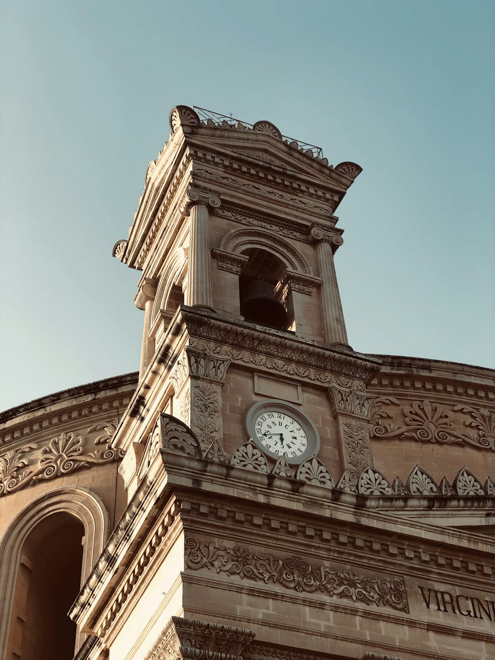 edificio in cemento marrone durante il giorno