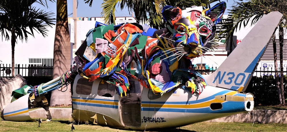 estátua multicolorida do animal