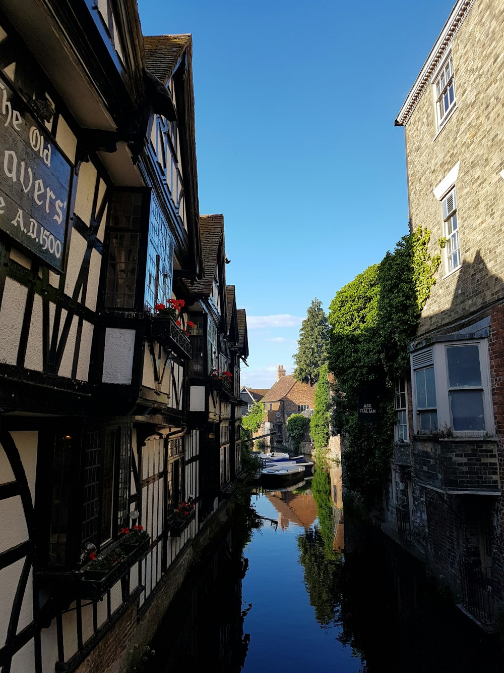 Un río que atraviesa una ciudad junto a edificios altos