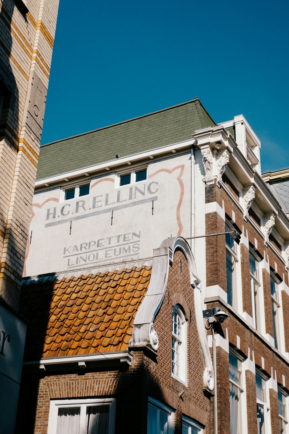 bâtiment brun et blanc