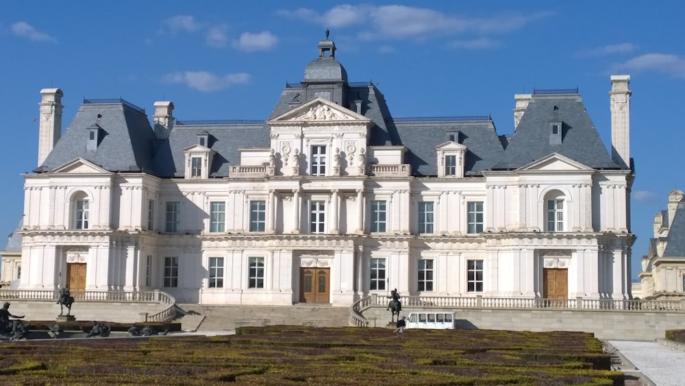 Edificio blanco y gris durante el día