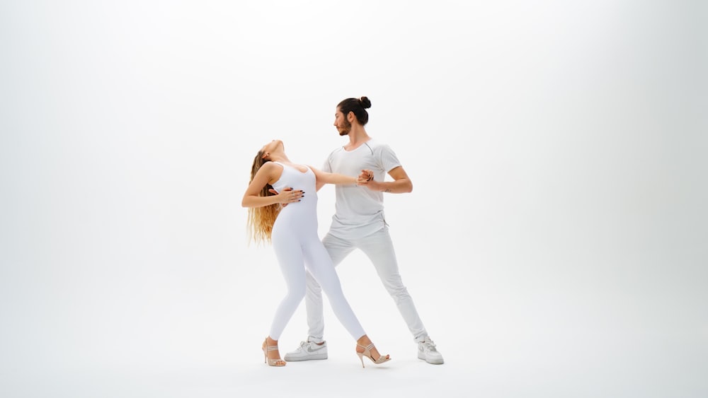 hombre y mujer con tops blancos