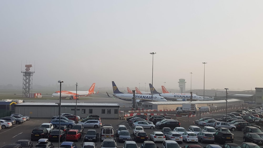 Vehículo aparcado en el aeropuerto durante el día