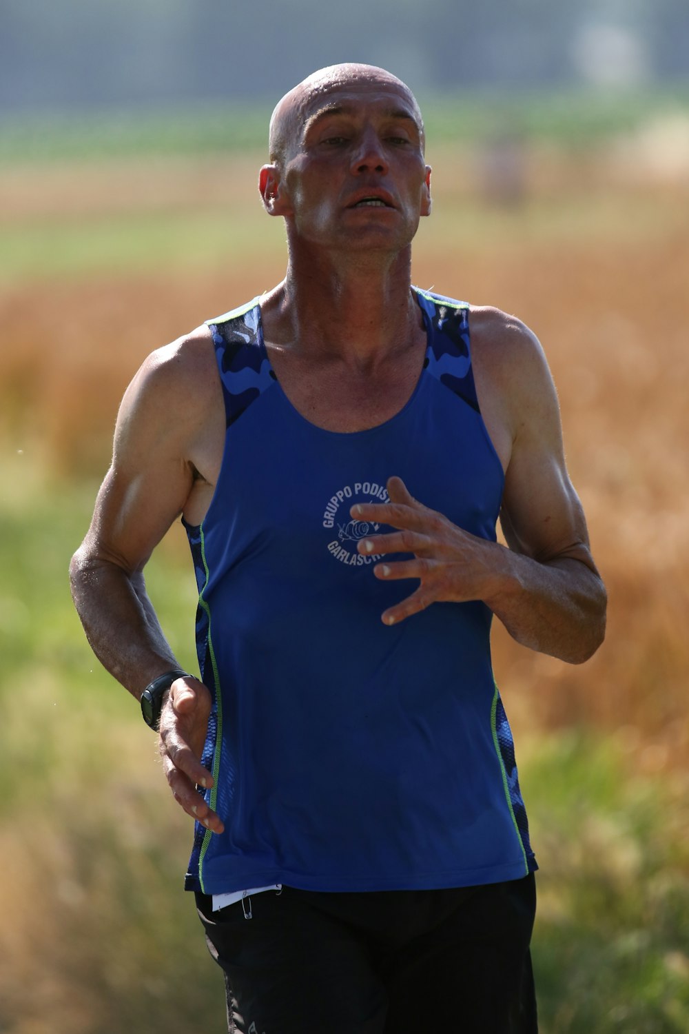 homme portant un débardeur bleu