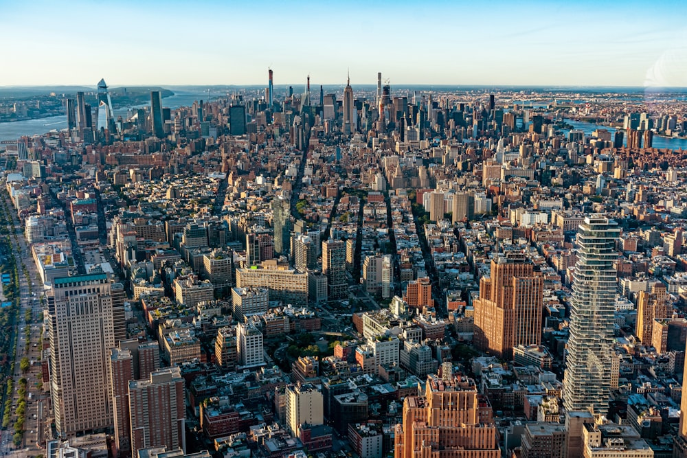 photo vue aérienne du bâtiment de la ville pendant la journée