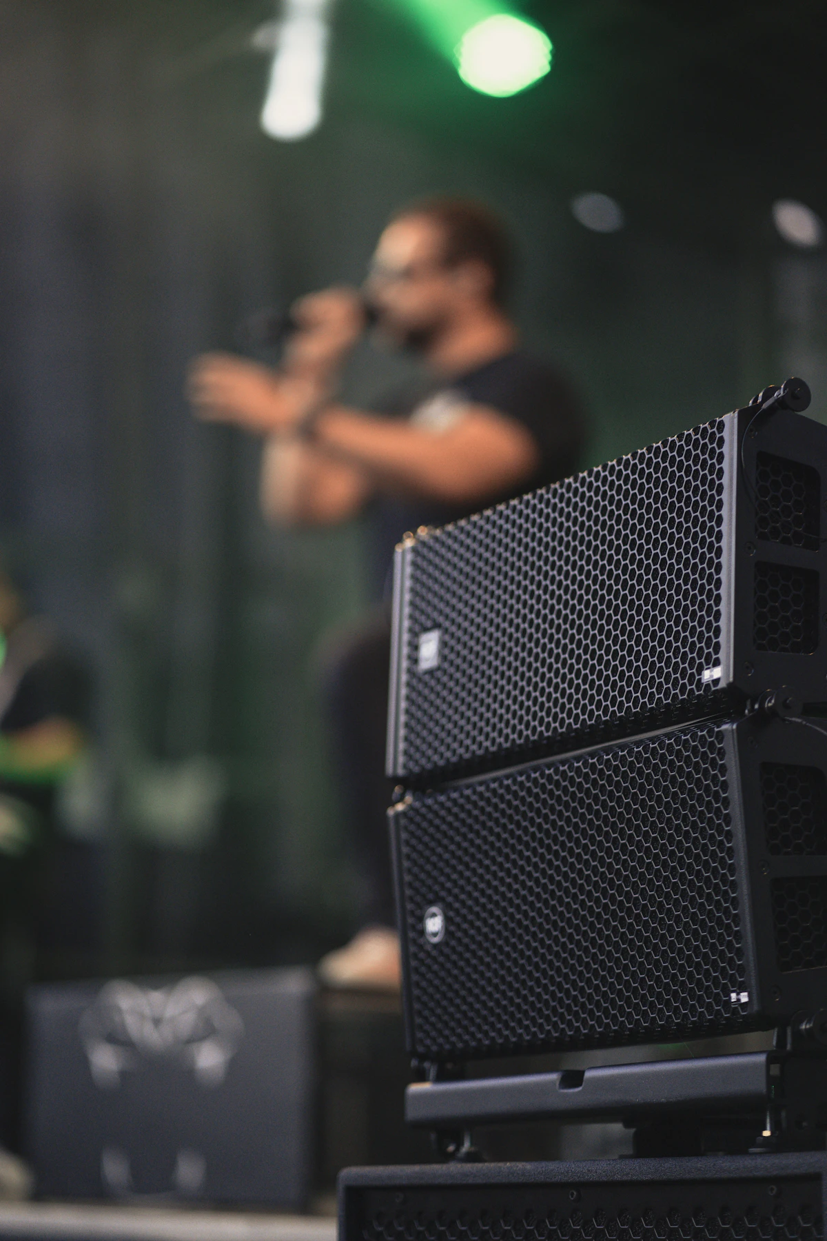 Schwarze PA-Line-Array-Anlage auf der Bühne im Bühnenlicht