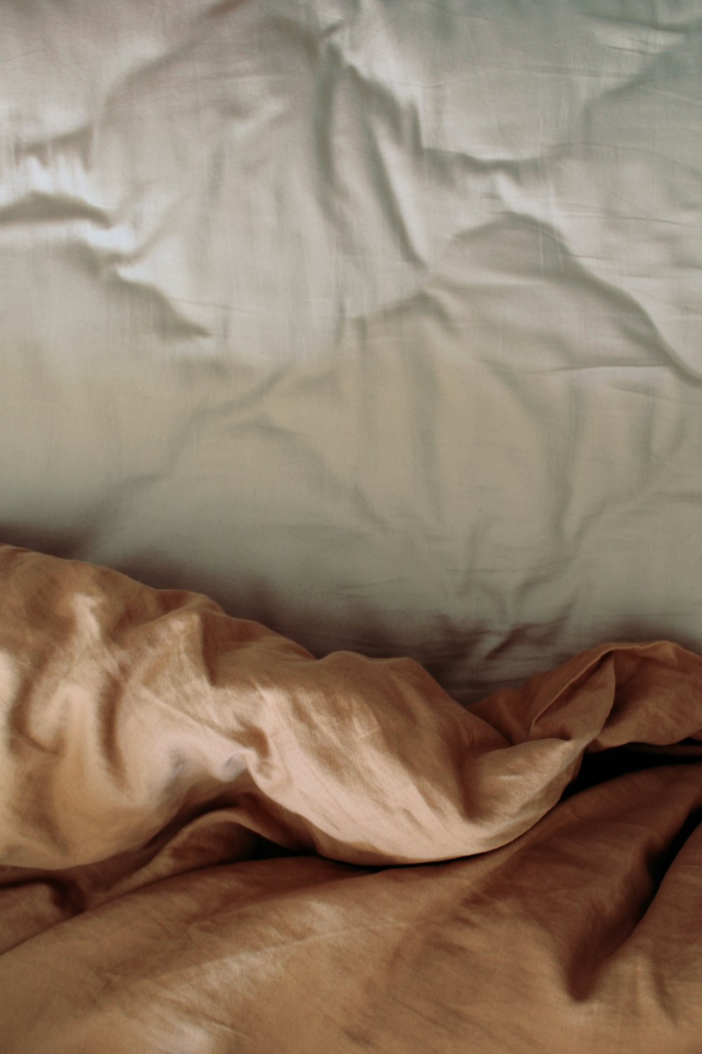 白と茶色のベッド掛け布団