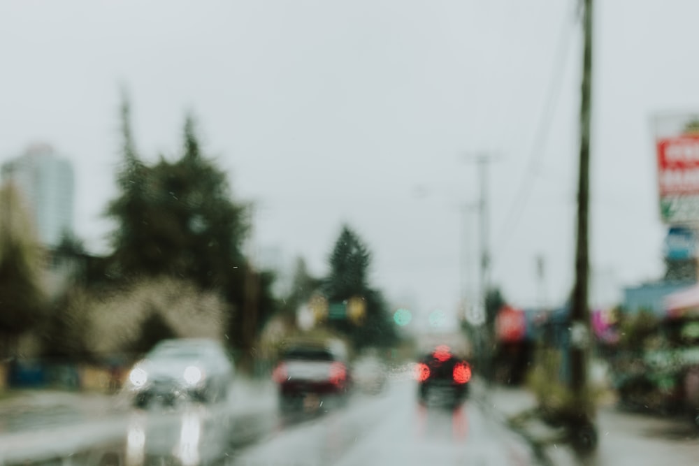 a blurry picture of a city street with cars on it