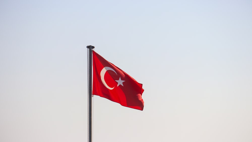 Tagsüber die türkische Flagge gehisst