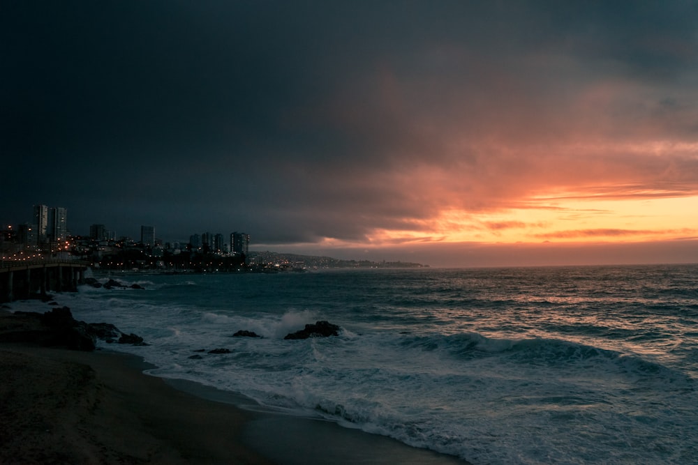 vagues d’eau sur le rivage