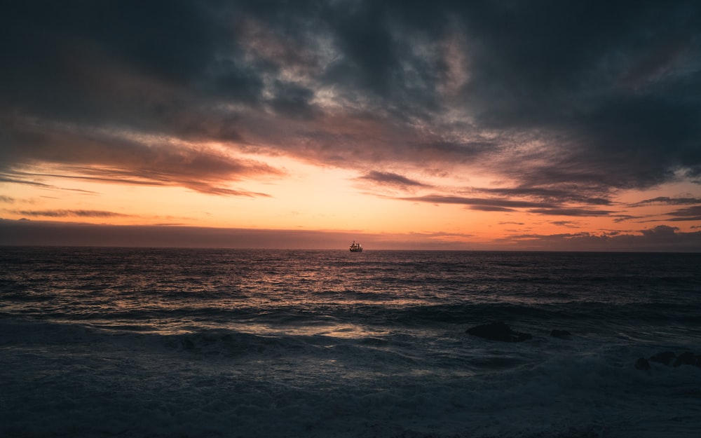 夕暮れ時の海の風景写真