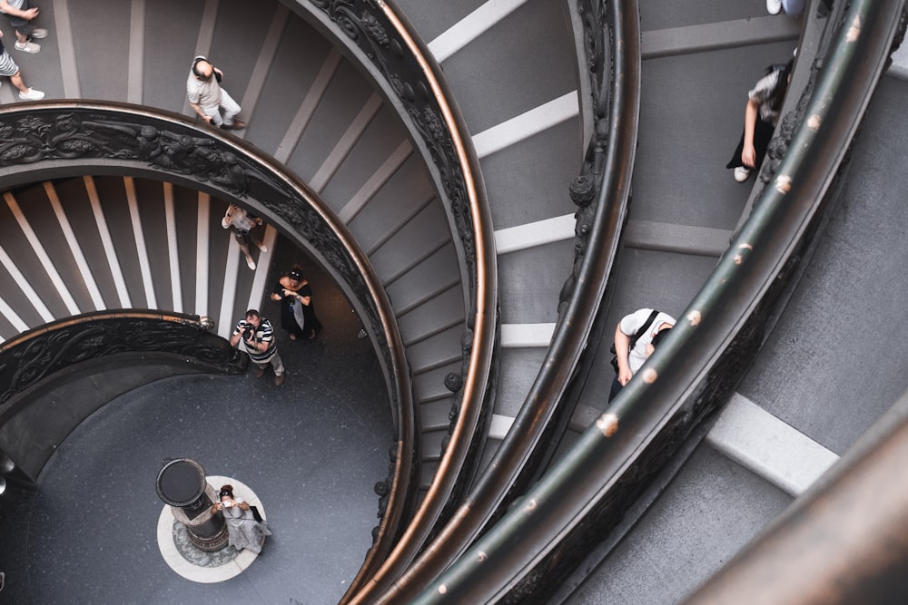 Fotografia dall'alto di persone che scendono su scale a chiocciola