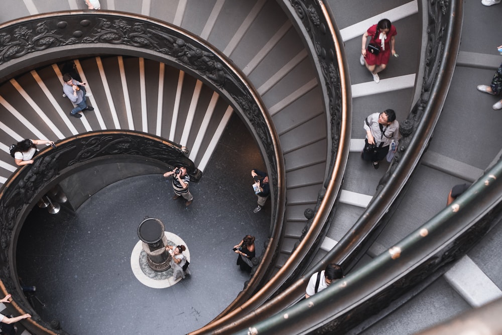 persone che camminano su scale a chiocciola all'interno dell'edificio