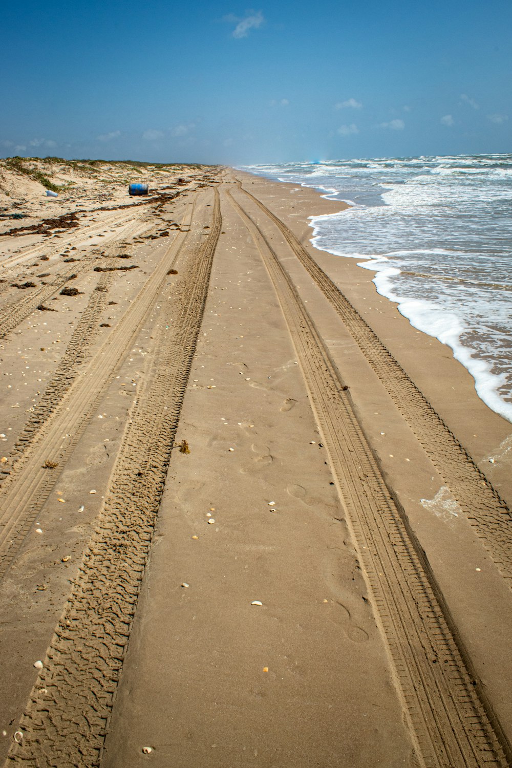 pneus de veículos à beira-mar durante o dia