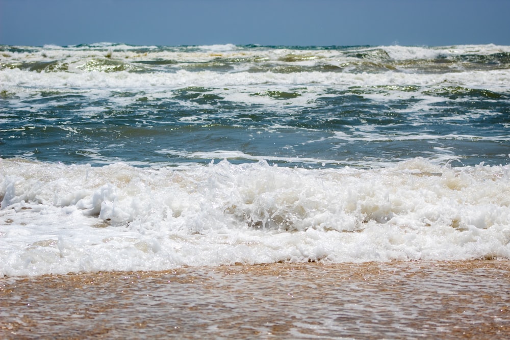 Foto de paisaje de una playa y olas