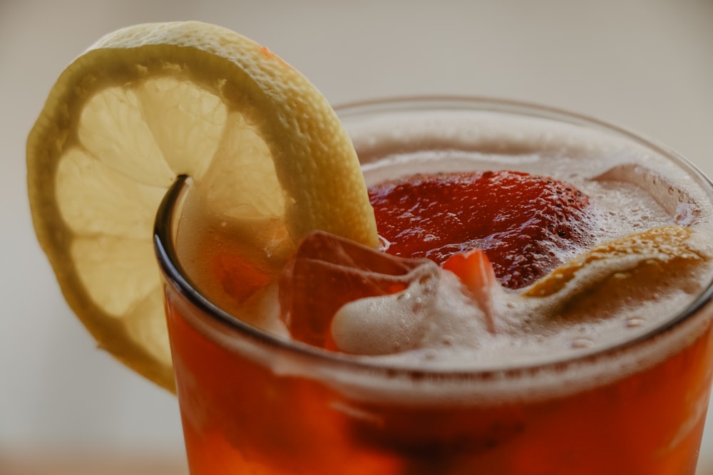 jus de fruits sur gobelet en verre