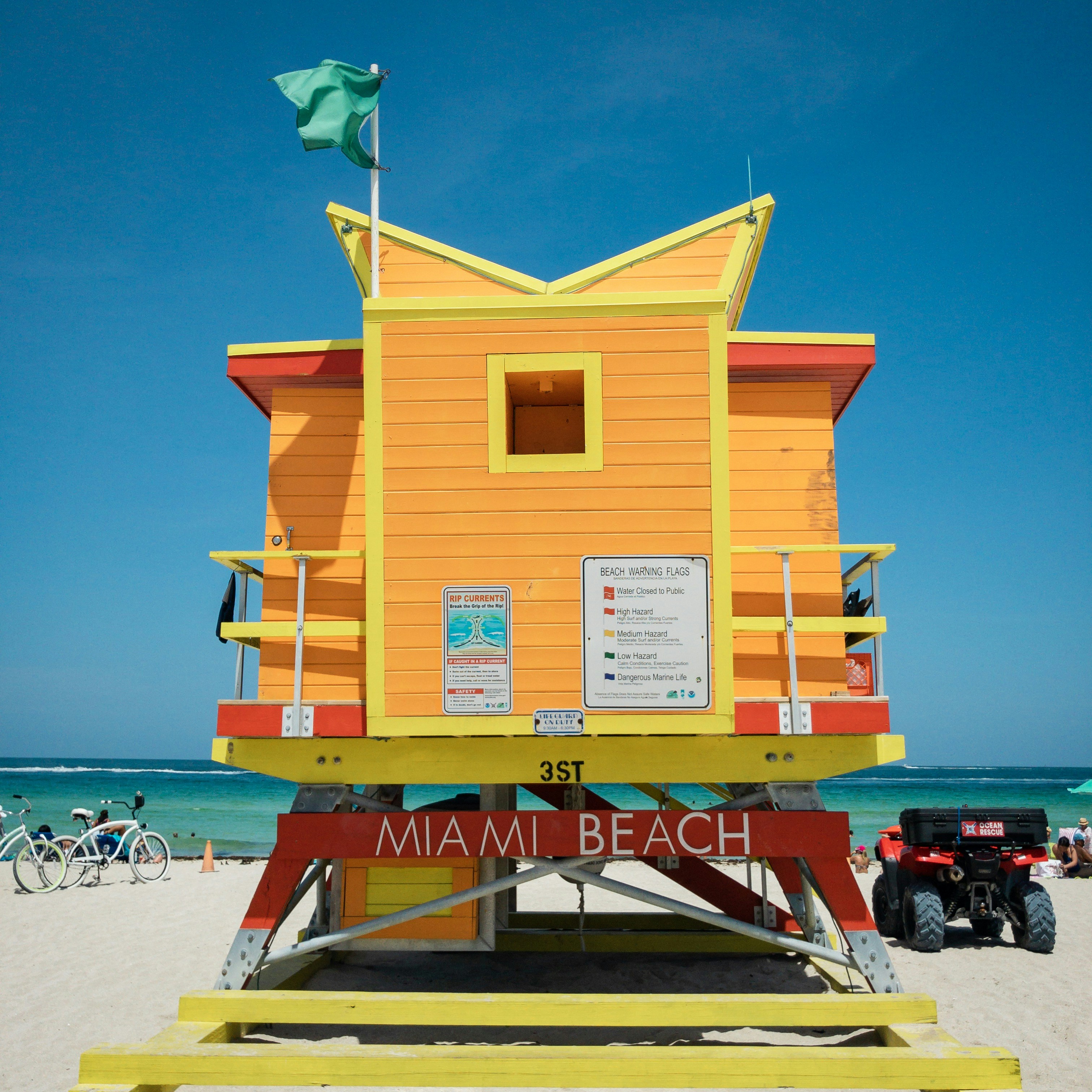casa de campo de madera amarilla y roja en Miami Beach
