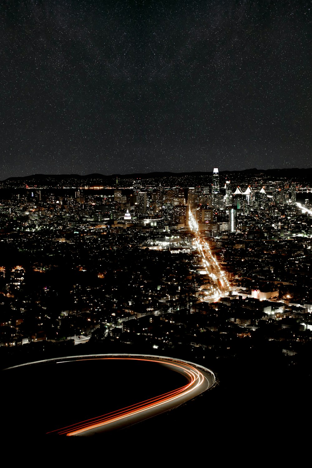 Zeitrafferfotografie von Fahrzeugen auf der Straße während der Nacht