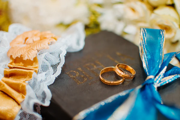 Anillos de boda color oro sobre las páginas de un libro