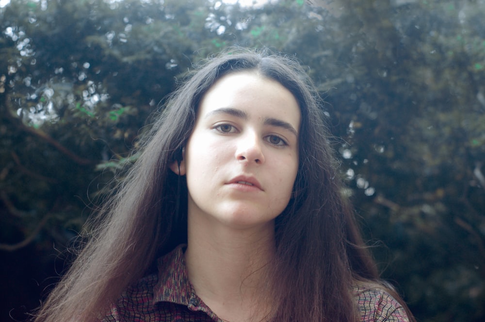 woman wearing brown collared top