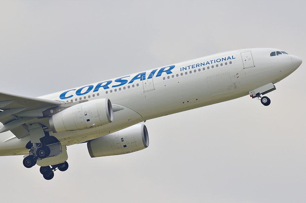 avião internacional de passageiros Corsair branco