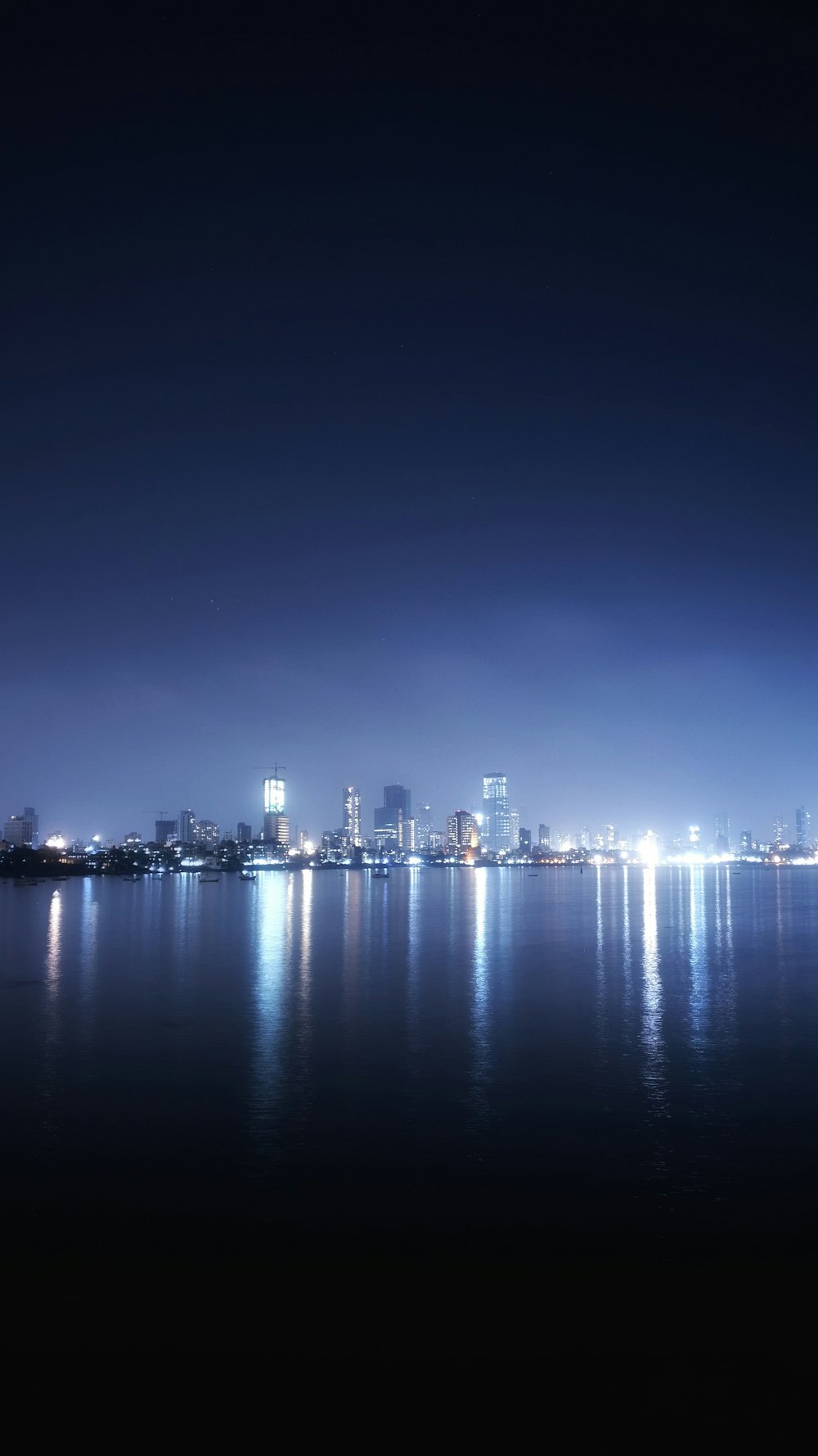 Photographie panoramique de la ville pendant la nuit