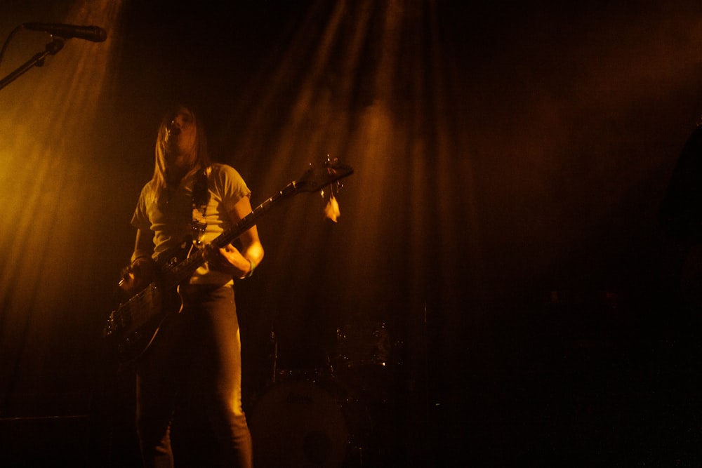 hombre tocando la guitarra