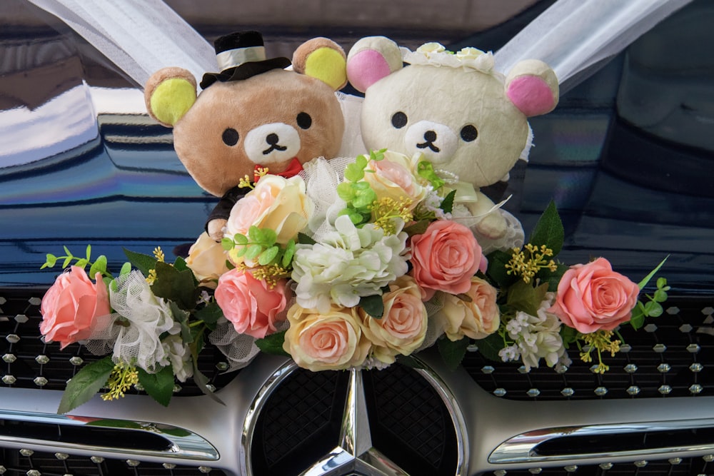 Auto nuziale Mercedes-Benz con decorazioni giocattolo di peluche per coppie di sposi Rilakkuma e Korilakkuma