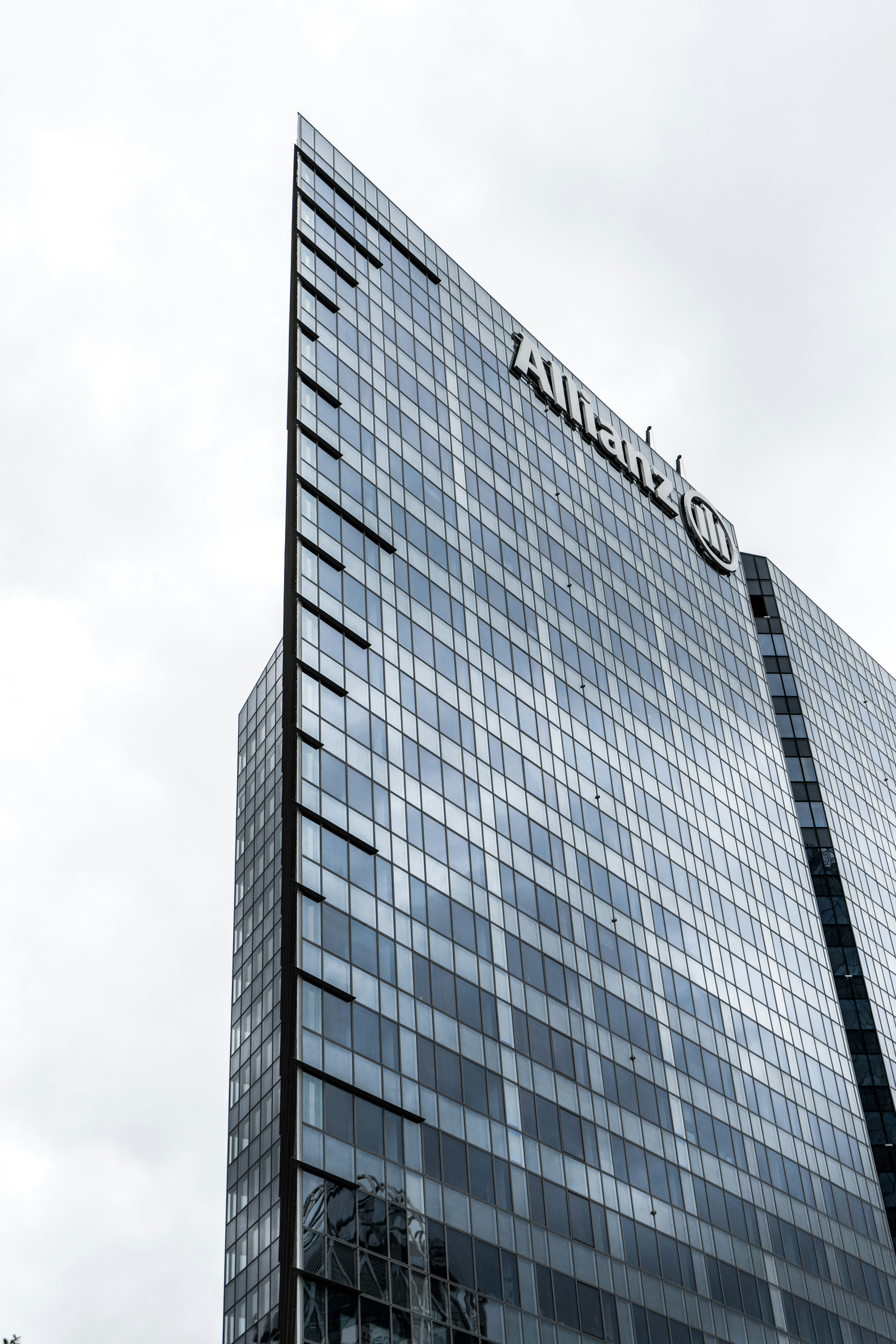 Morgan Stanley Maintains Overweight on Charles Schwab, Raises Price Target to $139