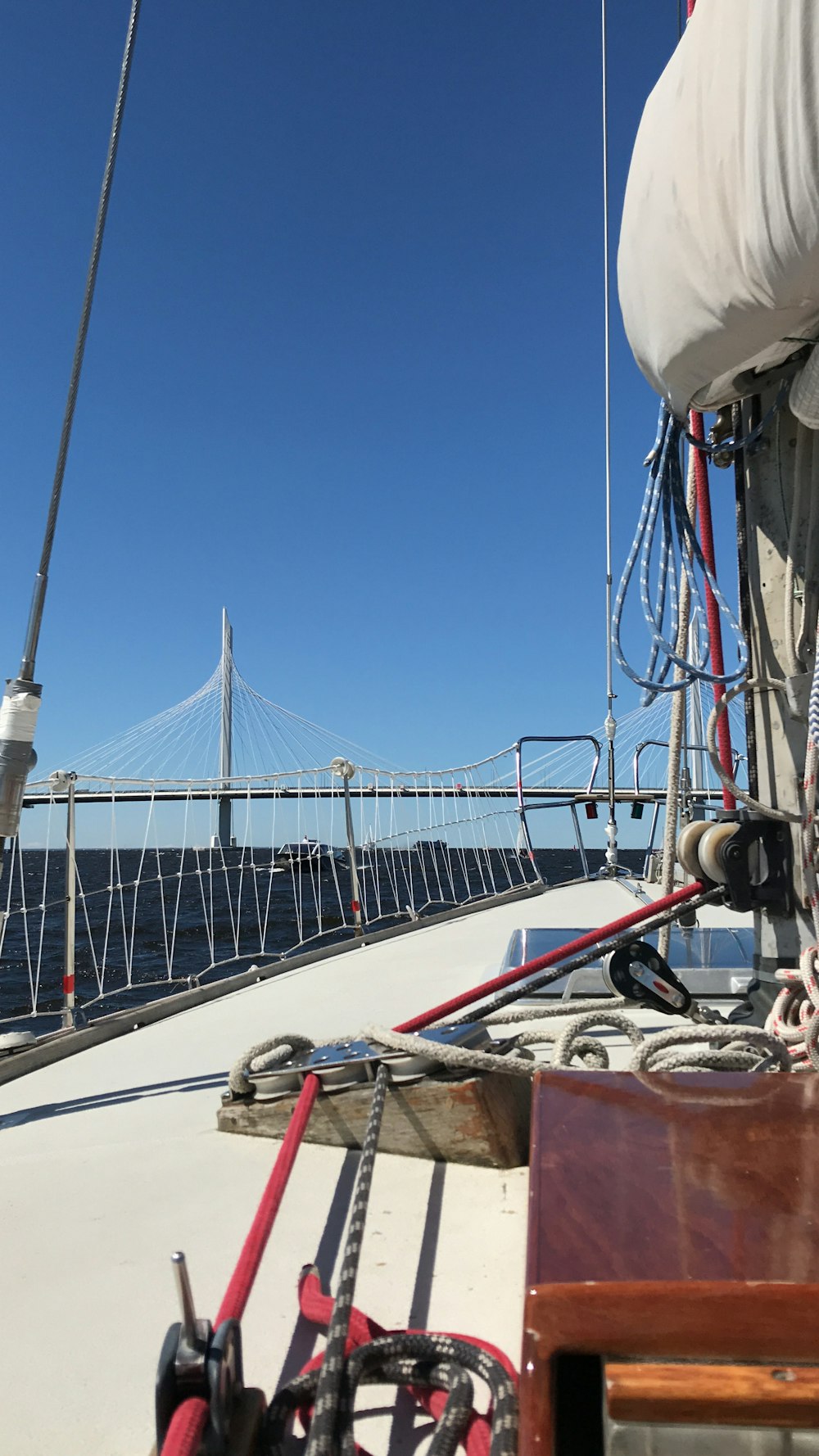 uma vista de uma ponte de um barco na água